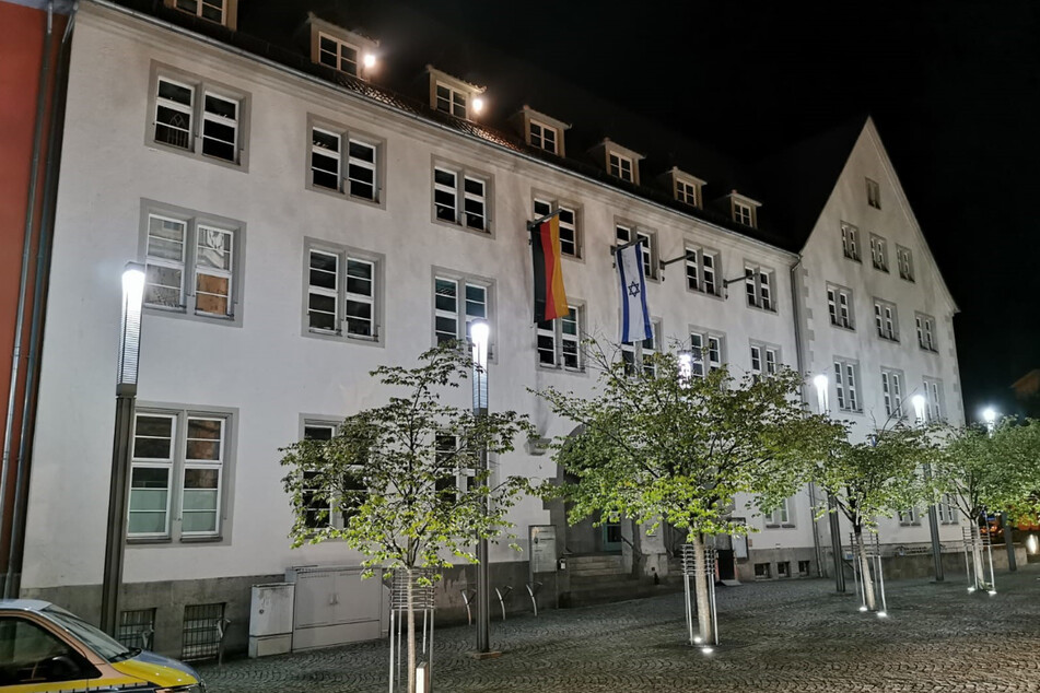 Drei Unbekannte hatten in der Nacht zu Freitag in Nordhausen versucht, eine Israel-Flagge am Rathaus in Brand zu setzen. Die Täter verfehlten jedoch ihr Ziel.