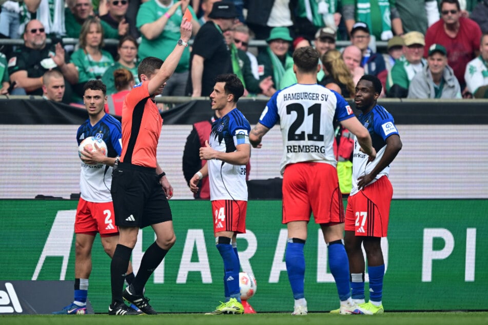 Philip Otele (27, r.) sah gegen den SVW den achten Platzverweis für einen Hamburger in der laufenden Saison - einsame Liga-Spitze.