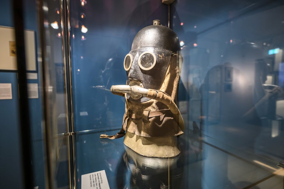 Ein Rauchhelm mit Wasserdüse der Feuerwehr ist Teil der Ausstellung.