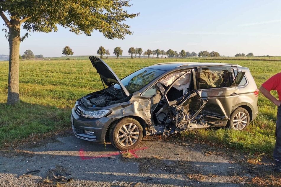 Der Ford krachte mit einem VW zusammen. Beide Fahrerinnen wurden bei dem Unfall verletzt.
