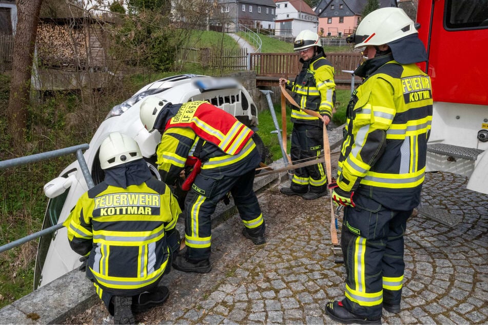 Kameraden der Kottmarer Feuerwehr mussten das Fahrzeug mit einem Seil hochziehen.