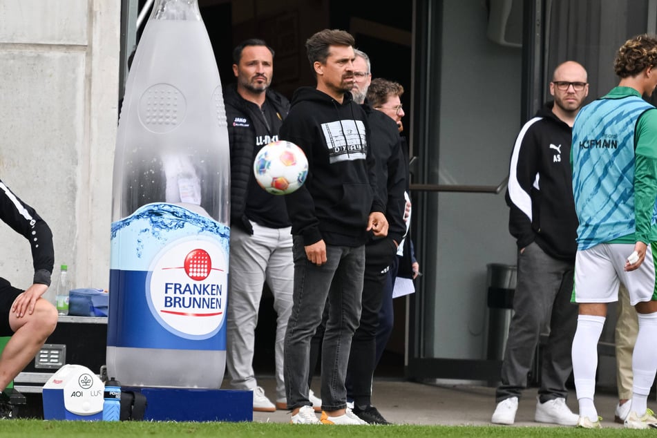 Thomas Brendel (49, l.) im Hintergrund, Thomas Stamm (42) im Vordergrund. Mit dem Trainer hat Dynamo verlängert, mit dem Sportgeschäftsführer noch nicht.