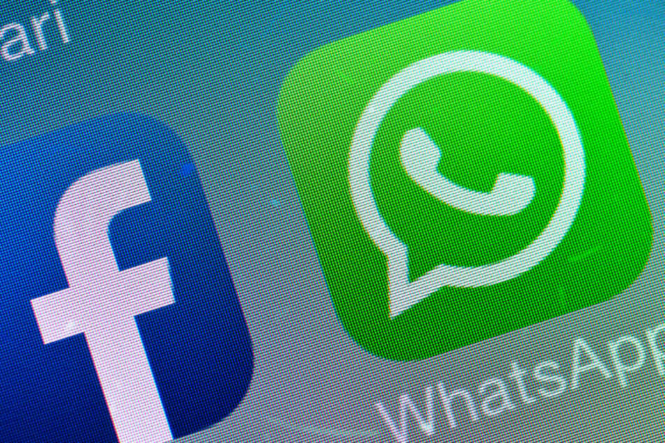 Die Logos von Facebook und WhatsApp sind auf einem Smartphone-Bildschirm zu sehen.