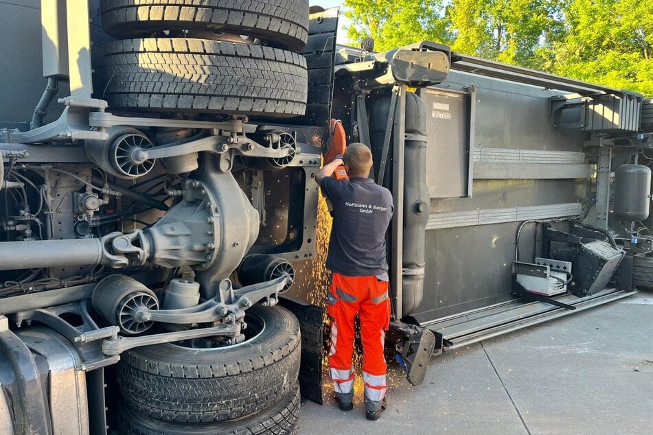 Die Arbeiten am Lkw dauerten bis tief in die Nacht.