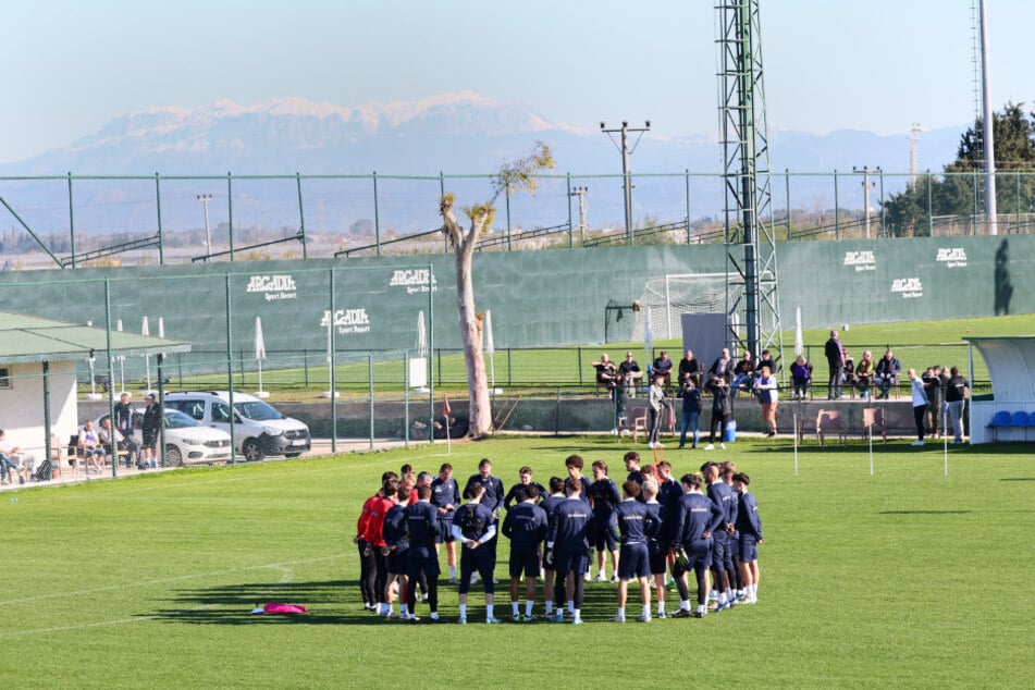 Gutes Wetter, tolle Kulisse: Die Auer Veilchen trainieren im Limak Arcadia Atlantis Football Center mit dem Taurus-Gebirge im Hintergrund.