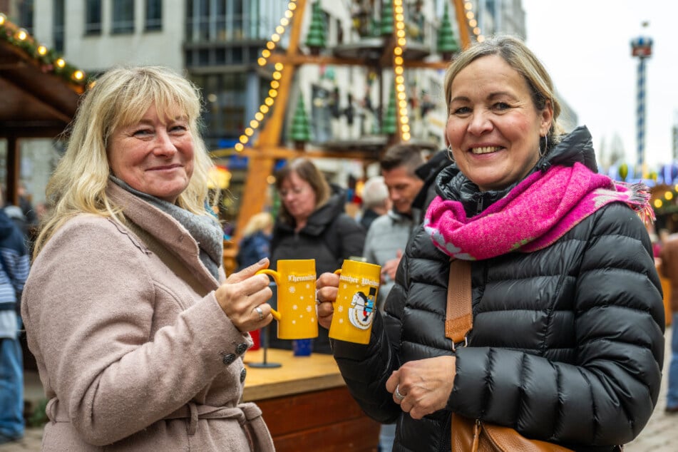 Susann Hartwig (58, r.) und ihre Kollegin trinken trotz der milden Temperaturen Glühwein.