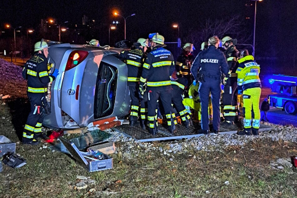 Die Feuerwehrkräfte entfernten die Windschutzscheibe des Opels, um den Fahrer zu befreien.