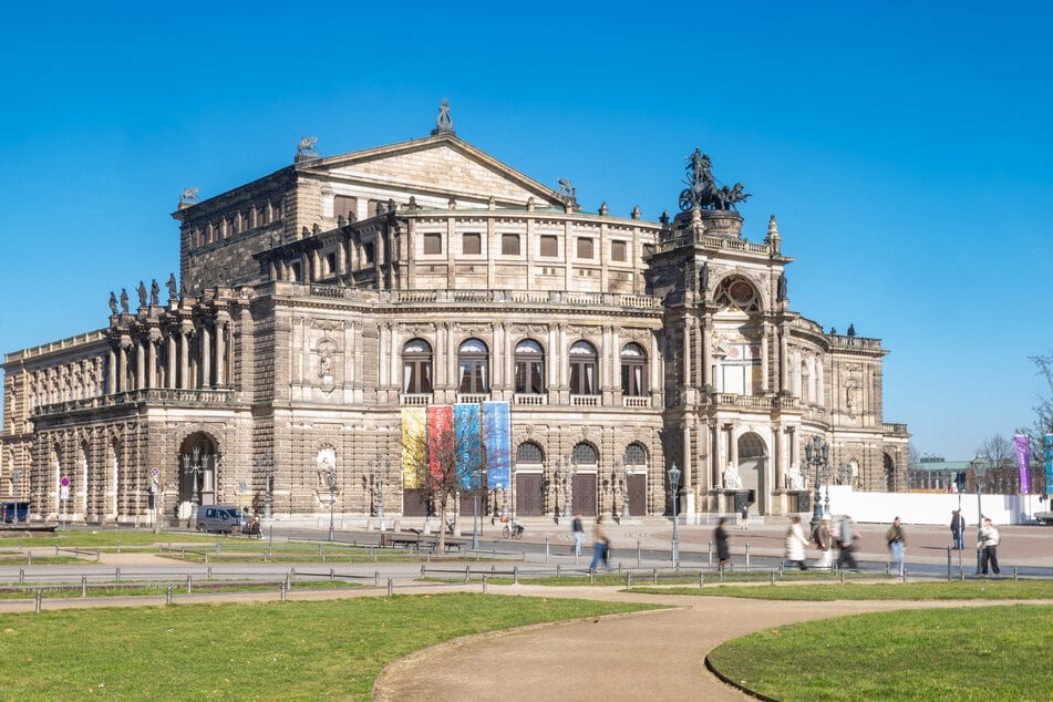 Die Semperoper in der Wintersonne.