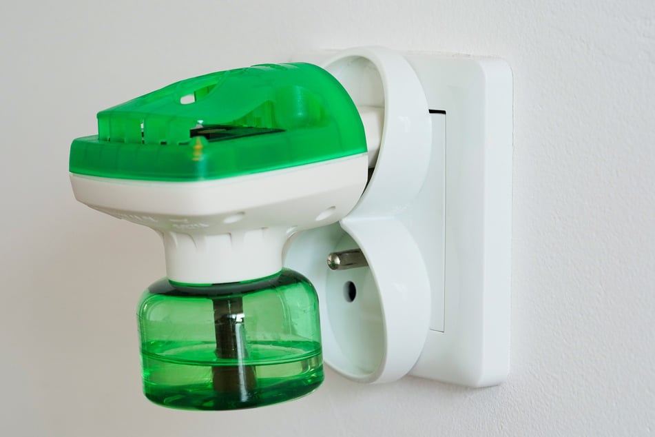 Mit verschiedenen Mitteln und Mückensteckern kann man Mücken im Schlafzimmer loswerden.