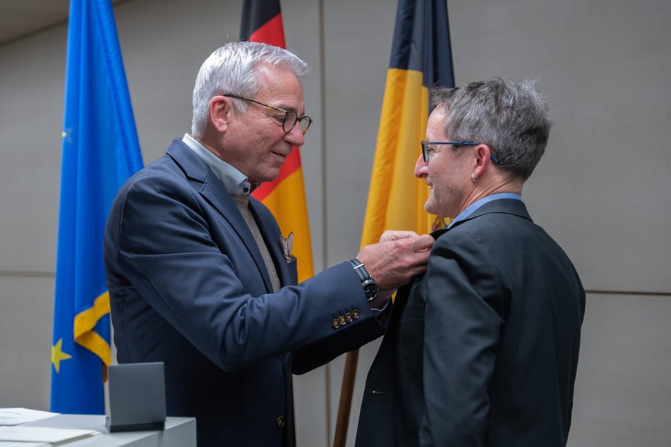 Innenminister Thomas Strobl (64, CDU) überreichte die Medaille an den 53-Jährigen.