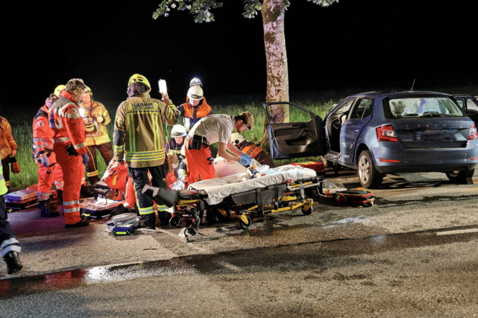 Rettungskräfte versorgten den jungen Mann (†24) an der Unfallstelle.