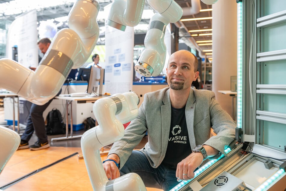 Stefan Zetzsch (38) von Evasive Robotics an seinem Technologiedemonstrator. Die Dresdner Firma bietet Softwarelösungen für Multirobotikanlagen an.