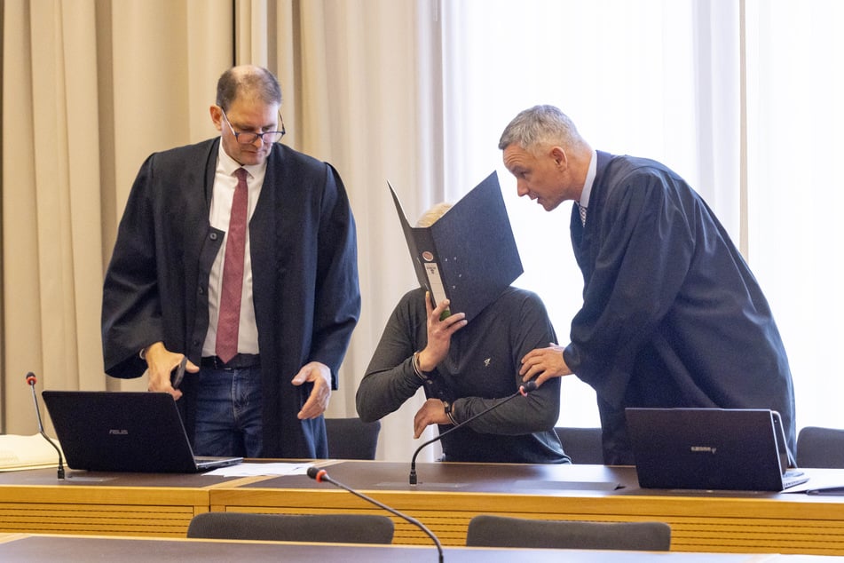 Sebastian R. (36), hier mit seinen Anwälten, wurde nun am Landgericht Dresden verurteilt.