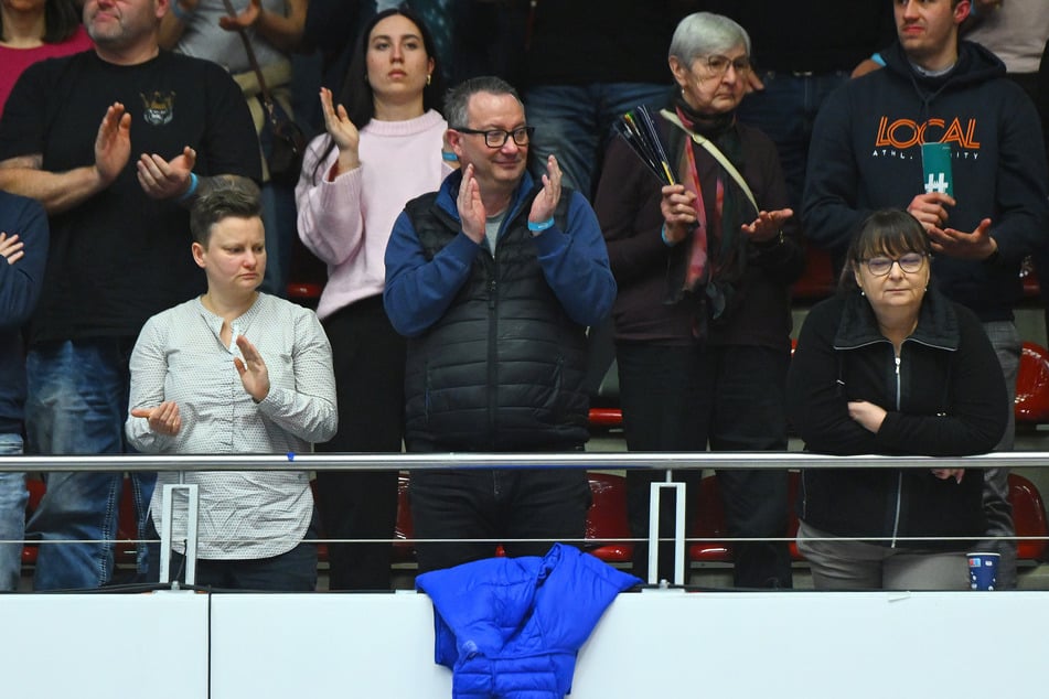 Dresdens Sportbürgermeister Jan Donhauser (M., 56) sah einen klaren Heimsieg der DSC-Schmetterlinge.