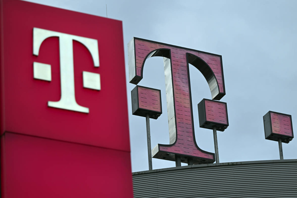 Die Deutsche Telekom plant, mit 14 neuen Mobilfunkmasten das Funkloch entlang der Bahnstrecke zwischen Berlin und Rostock zu schließen.