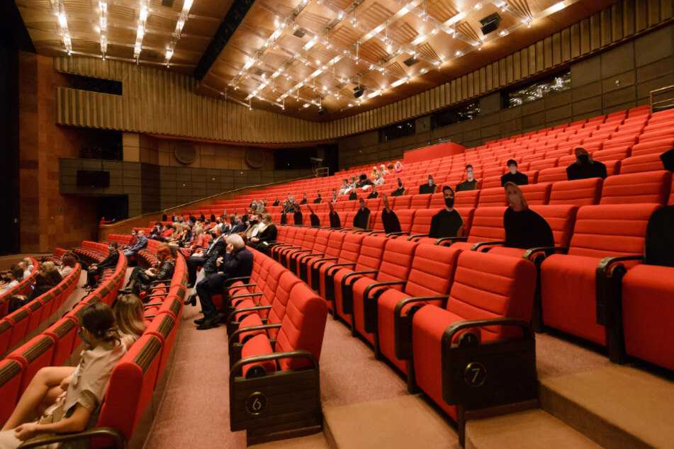 Slowakei, Nitra: Das Andrej-Bagar-Theater belegt seine Sitze mit Pappfiguren, die Mund-Nasen-Schutz tragen. Damit reagiert der Veranstalter auf Corona-bedingte Restriktionen.
