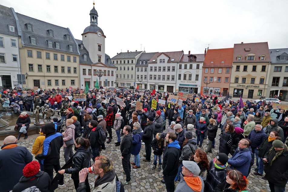 Auf dem Markt in Glauchau versammelten sich am Samstag Hunderte Menschen. Sie demonstrierten gegen die AfD.