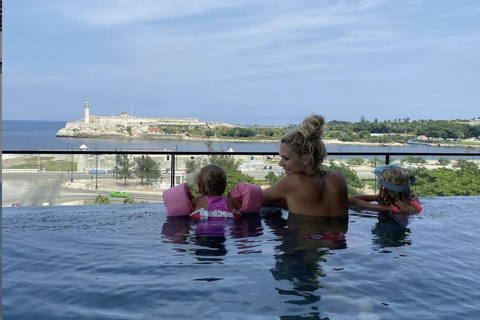 Sara Kulka (31) möchte mit ihren Töchtern Matilda (6) und Annabel (4) auch wieder schöne Erinnerungen schaffen - deshalb wird die ihren Urlaub trotz Kritik ihrer Fans nicht absagen!
