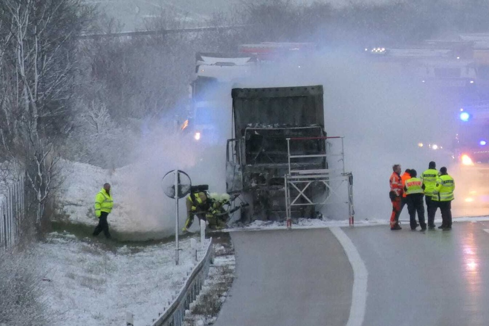 Der Lastwagen steht auf dem Standstreifen in Fahrtrichtung Leipzig.