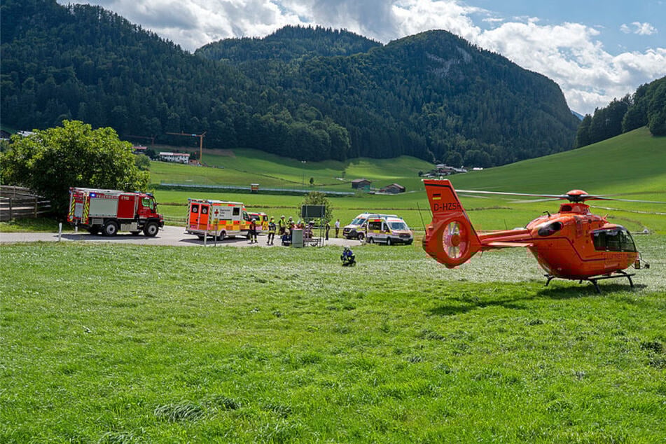 Ein Hubschrauber brachte den schwer verletzten Fahrer ins Krankenhaus.