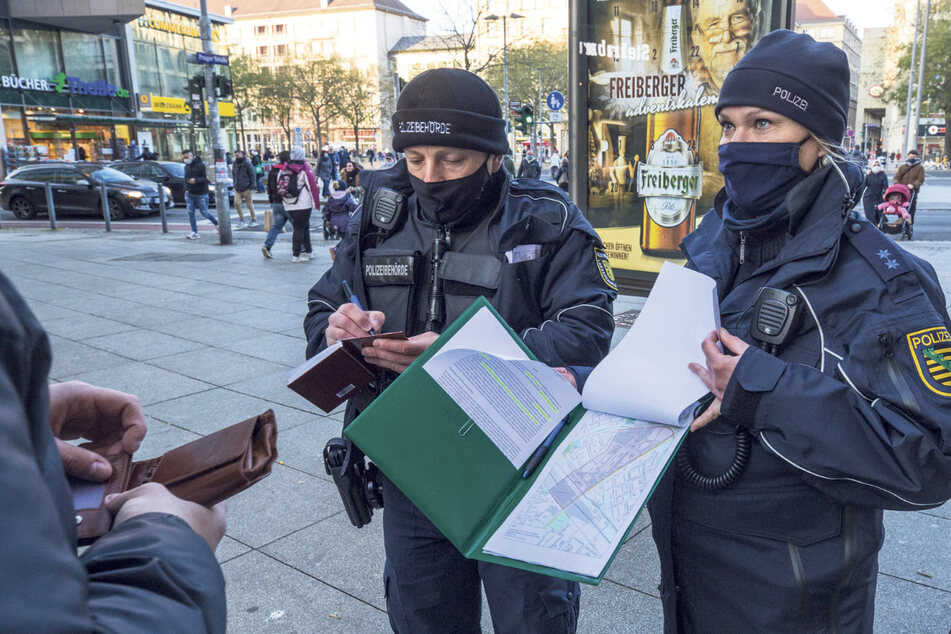 Bei Kontrollen von Polizei und Ordnungsamt, wie hier auf der Prager Straße, werden immer wieder falsche Dokumente vorgelegt.