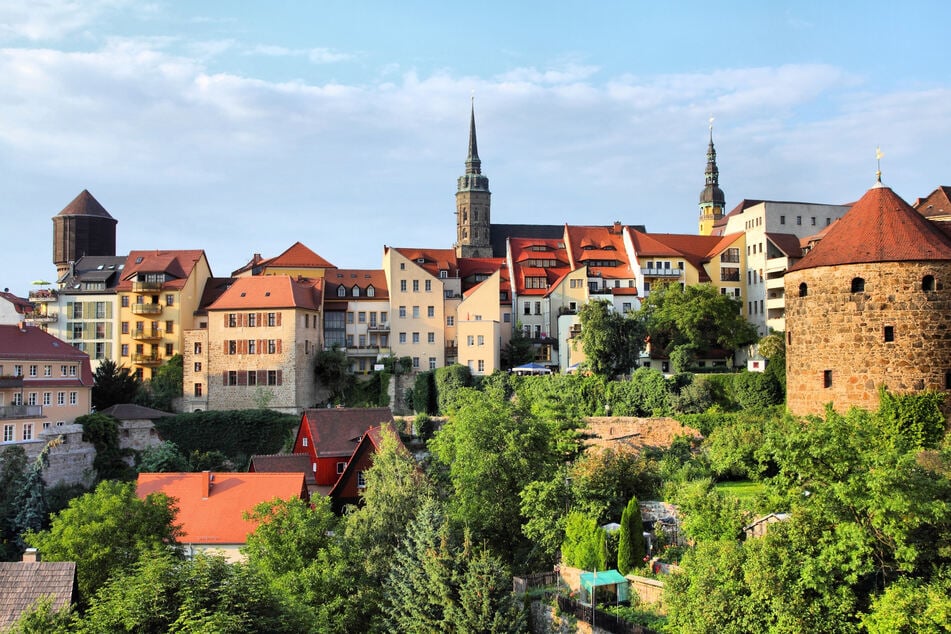 In Bautzen werden für diese ausländischen Facharbeiterfamilien neue Wohnungen errichtet, Kita und Schulen umstrukturiert.