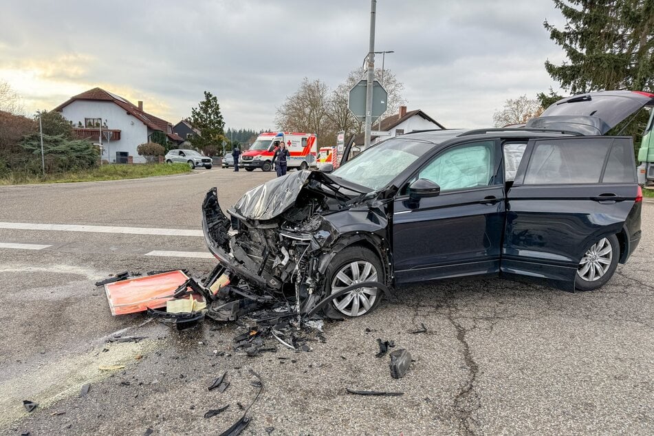 Trümmerteile verteilten sich auf der Fahrbahn.