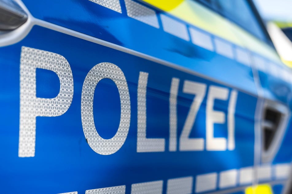 Die Polizei wurde von Zeugen alarmiert, nachdem der bewaffnete 65-Jährige mit wirren Äußerungen aufgefallen war. (Symbolbild)