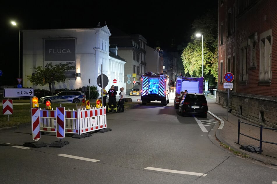 Polizei und Feuerwehr im Einsatz am Tattag am 21. August 2025.
