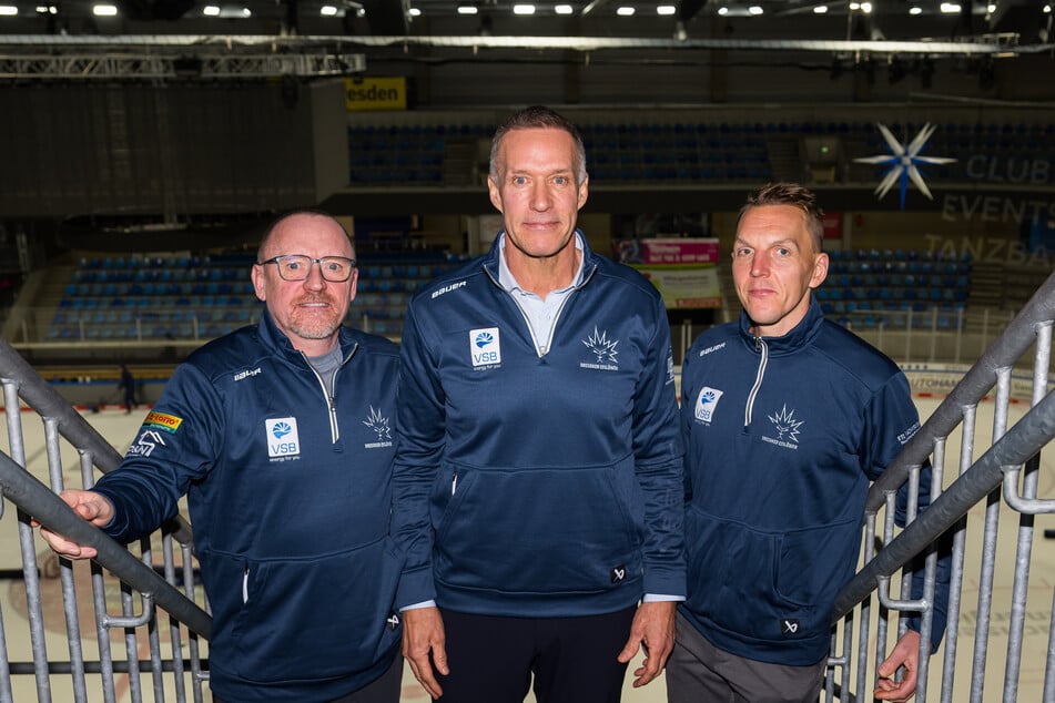 Ex-Chefcoach Gerry Fleming (58, M.) sowie die ehemaligen Co-Trainer Craig Streu (57, l.) und Petteri Kilpivaara (40) wurden vorher verabschiedet. Kilpivaraa bleibt dem Verein als Nachwuchs-Coach treu.