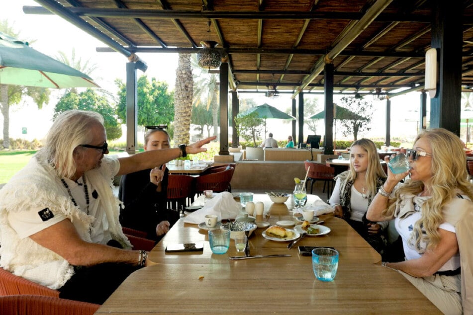 Von so viel Offenheit von Mama Carmen und Papa Robert sind Shania und Davina etwas überrumpelt.