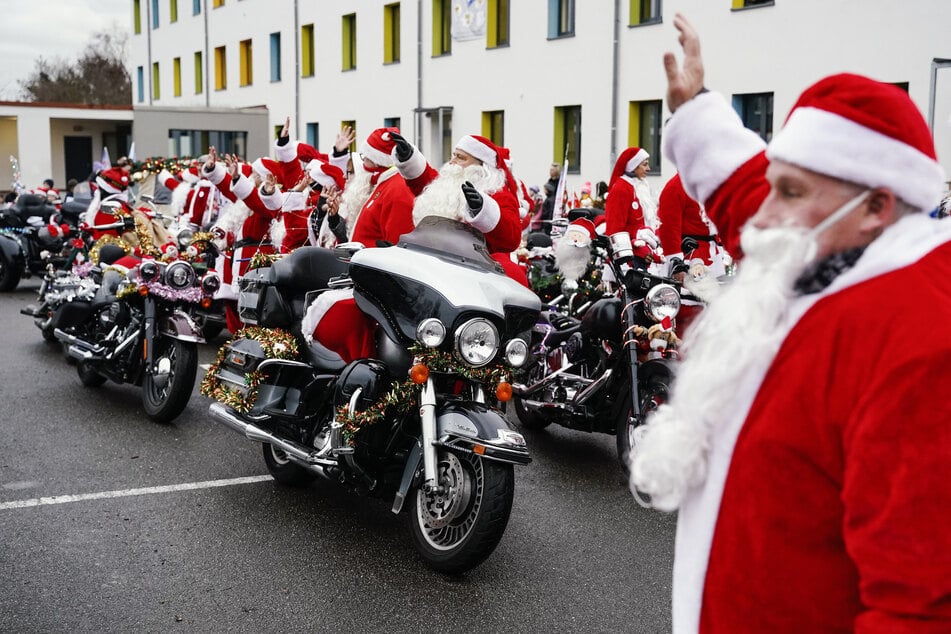 Harley statt Schlitten: Biker als Weihnachtsmänner auf Spendentour