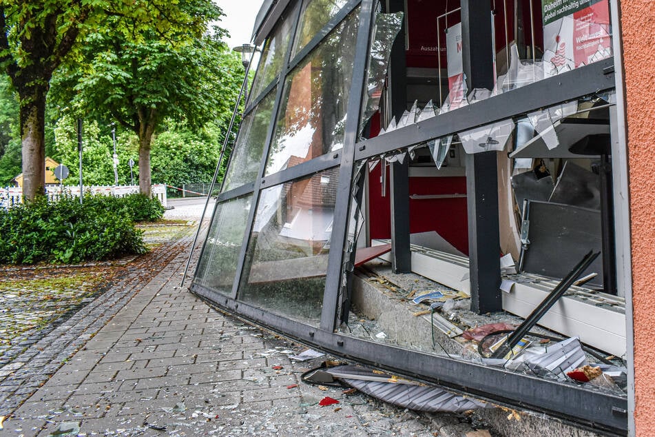 Geldautomat in die Luft gejagt: Verdächtige über alle Berge