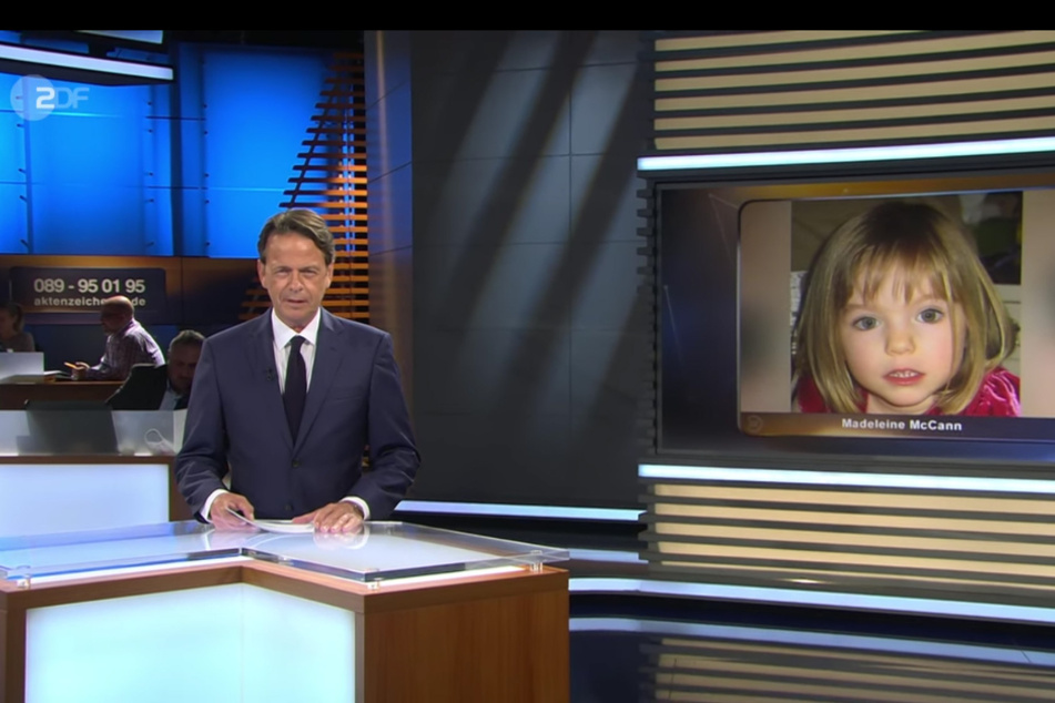 Ein Standbild aus der ZDF-Sendung "Aktenzeichen XY... ungelöst" vom 01.07.2020 zeigt Moderator Rudi Cerne vor einem Bild des vor 13 Jahren verschwundenen Mädchens Maddie McCann.