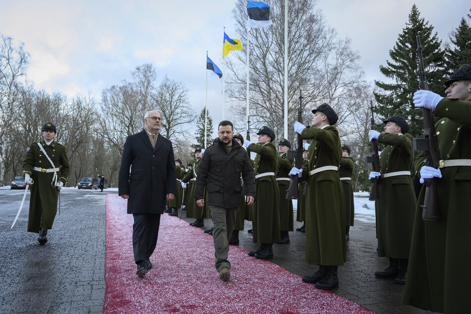 Alar Karis (65, M), Präsident von Estland, und der ukrainische Präsident, Wolodymyr Selenskyj (45, M,r), nehmen an einer Begrüßungszeremonie in Tallinn teil. Mit seinem Besuch will Selenskyj den baltischen Staaten für ihre "kompromisslose Unterstützung der Ukraine" danken.