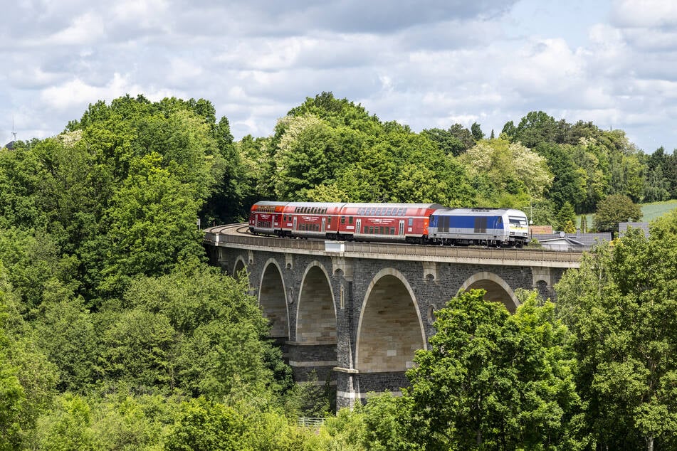 Der RE 6 tuckert über das Bahrebachmühlenviadukt. Dieser Abschnitt soll eingleisig bleiben.