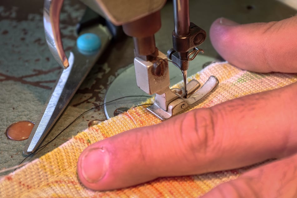 Die Bezüge näht Kevin per Hand an einer alten Industrie-Nähmaschine.