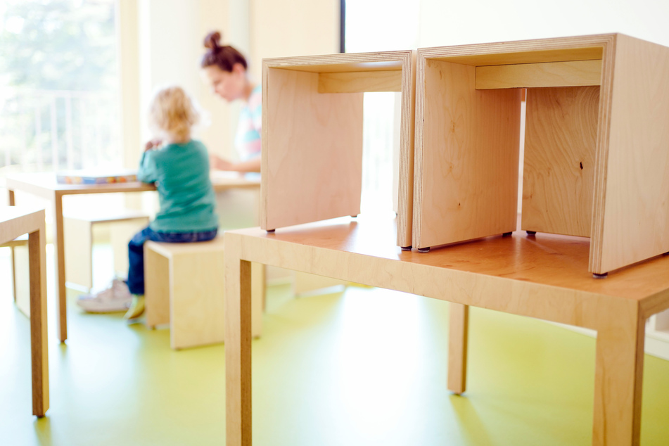 Eine Erzieherin und ein Kind spielen in einem städtischen Kindergarten: Die SPD hat eine NRW-weite Abschaffung der Kita- und OGS-Gebühren gefordert.
