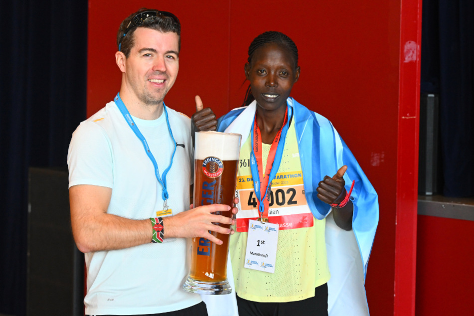 Manager Michael Kraus (l.) mit seiner Siegerin Lilian Jebitok.