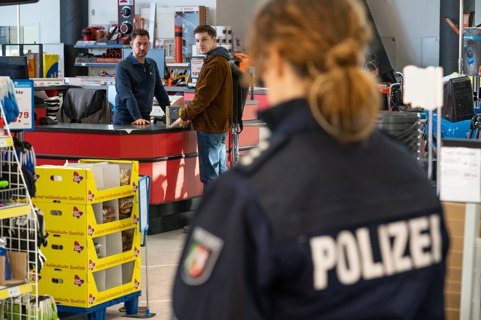 Polizistin Luise Berg sieht den Mörder ihrer Tochter, Dennis Opitz (M.), im Baumarkt.