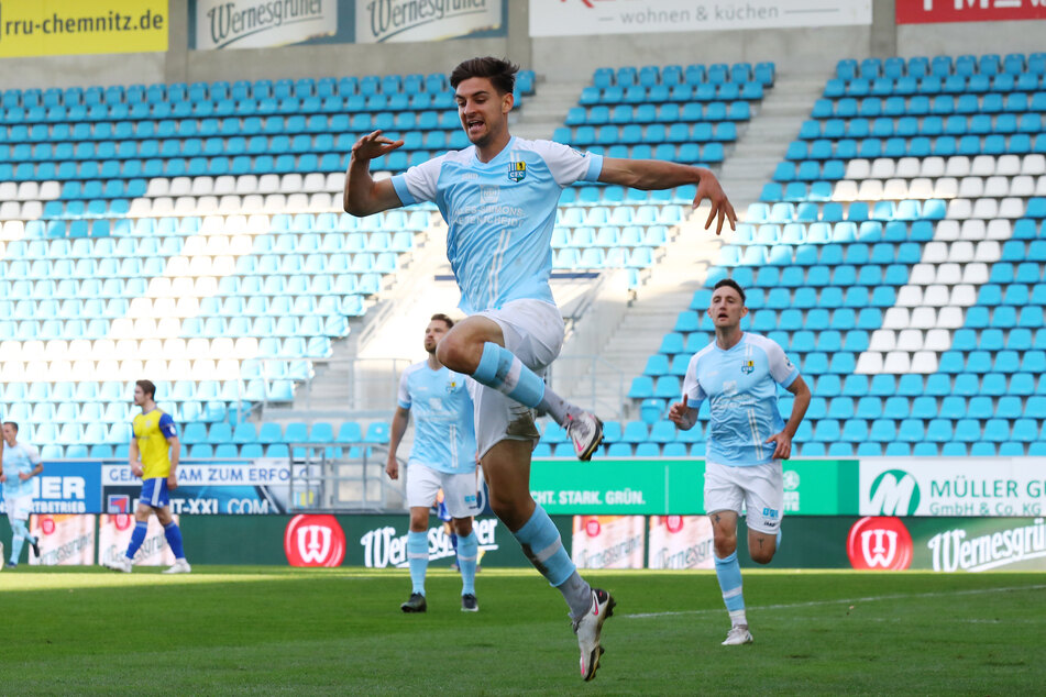 Torschütze Danny Breitfelder jubelt nach dem 3:0 für den Chemnitzer FC.