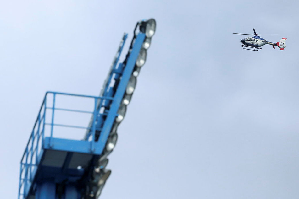 Ein Polizeihubschrauber und bei Bedarf auch eine Drohne werden in den Probstheidaer Himmel steigen. (Archivbild)