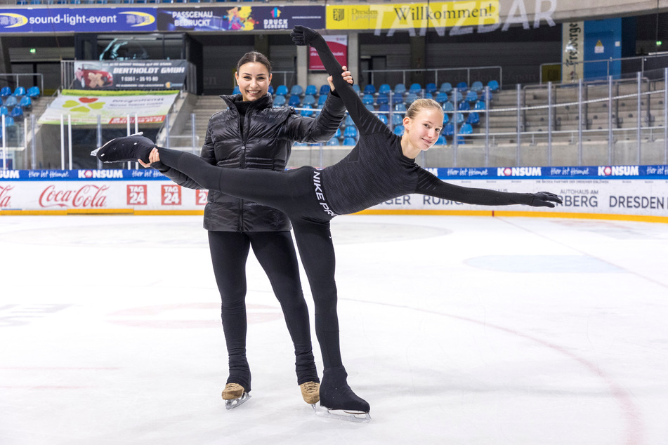 Die Dresdner Nachwuchsläuferin Mara Börner (12) übt derzeit mit Trainerin Patricia Kühne (28) für ihren Einsatz bei "Holiday on Ice".