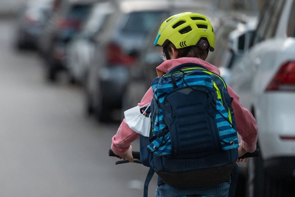 Ein Junge bat um Hilfe bei der Polizei, weil er seinen Ranzen im Klassenzimmer vergessen hatte. (Symbolbild)