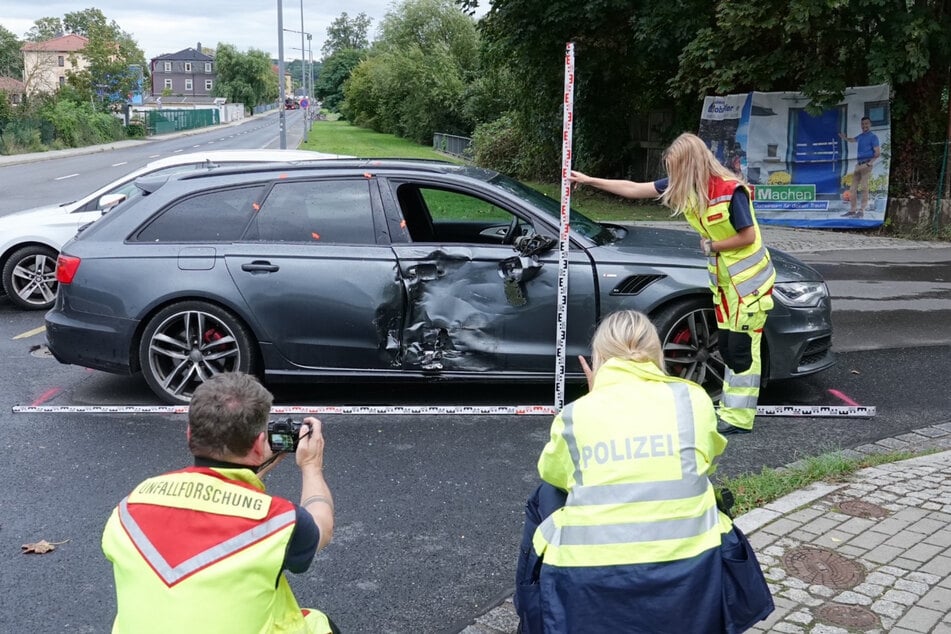 Am Audi sind vor allem an der Tür deutliche Beschädigungen zu erkennen.