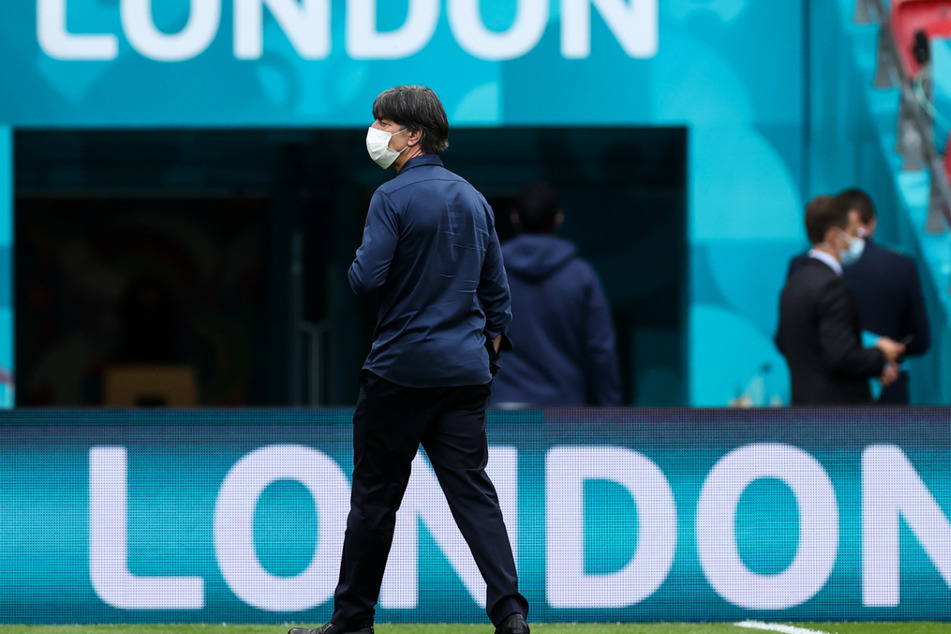 Sinnbild: Joachim Löw (61) geht von dannen. Deutschland scheidet bei der Europameisterschaft 2021 aus dem Turnier aus.