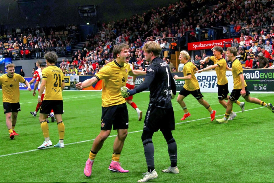 Die U21 von Dynamo Dresden holt sich am Samstagabend den diesjährigen Gerd-Schädlich-Pokal.