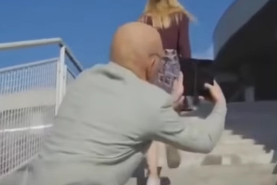 In dem skandalträchtigen Werbeclip macht ein Rentner intime Fotos einer Unbekannten.