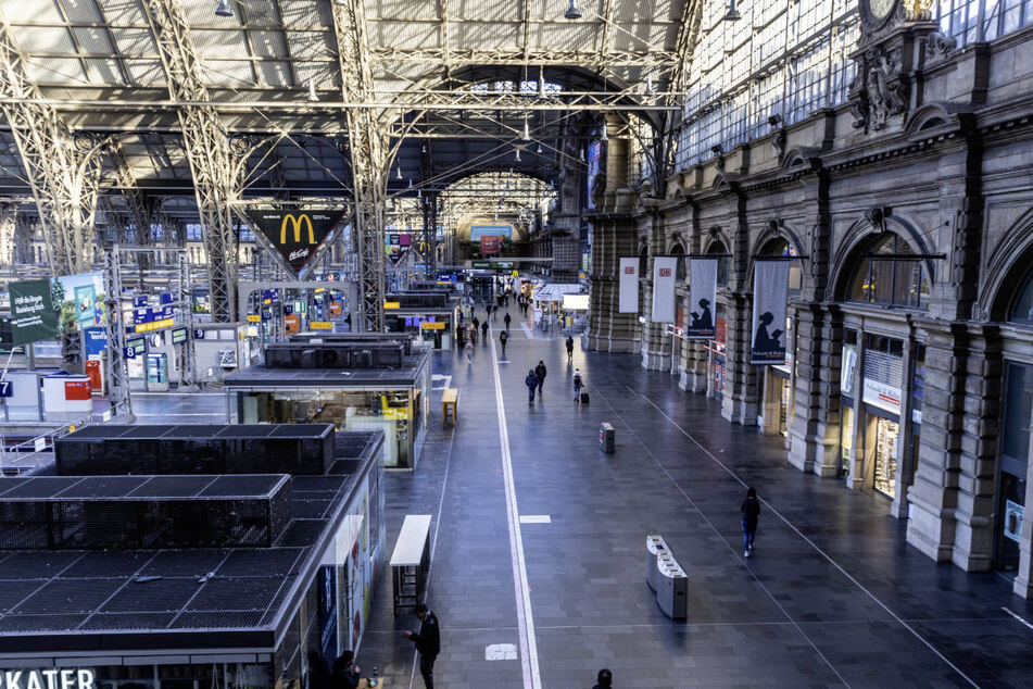 Sonst ist an einem Werktag-Morgen der Hauptbahnhof in Frankfurt voller Menschen. Am heutigen Freitagmorgen haben wegen des Warnstreiks nur Wenige ihren Weg in das Gebäude gefunden. (Archivbild)