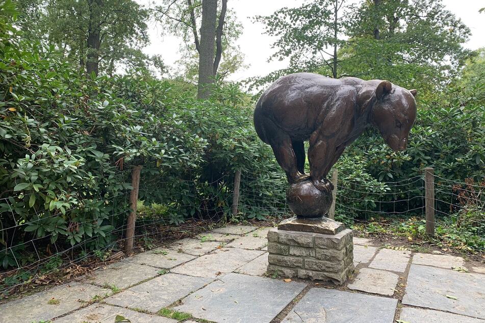 Die Bronzefigur "Bär auf Kugel" wird am Freitag abgebaut und in Sicherheit gebracht.